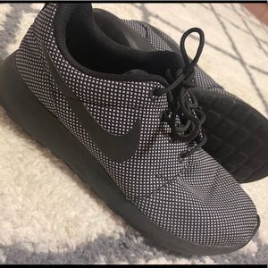 Women’s Nike Roshes